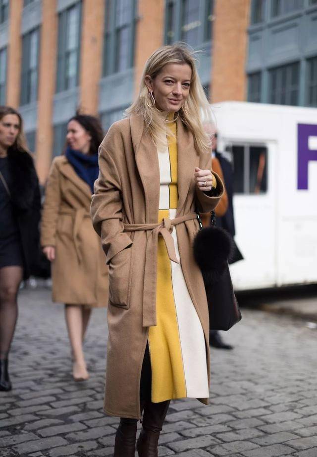 显得 “驼色大衣”的穿搭示范都在这里,优雅体面,35+的女性要学会