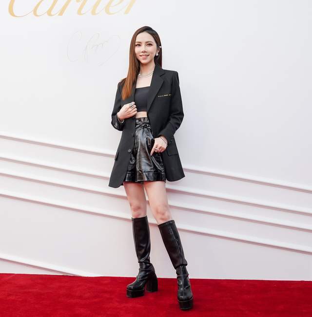 身材 邓紫棋真的逆袭了?同场遇上热巴刘亦菲也不输,穿搭时髦显比例