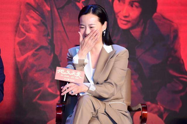 设计 50岁咏梅真是优雅到骨子里，拼色西装干练知性，婉约气质惊艳