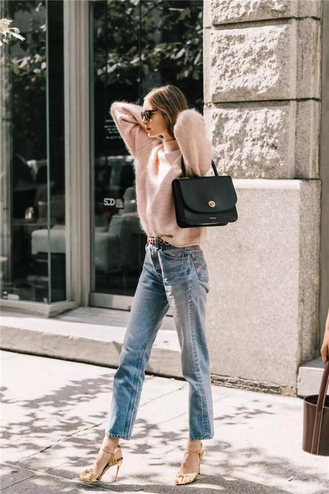 身材 再穿打底裤就落伍了，今年流行“烟管裤”，明星穿上后气质飙升！