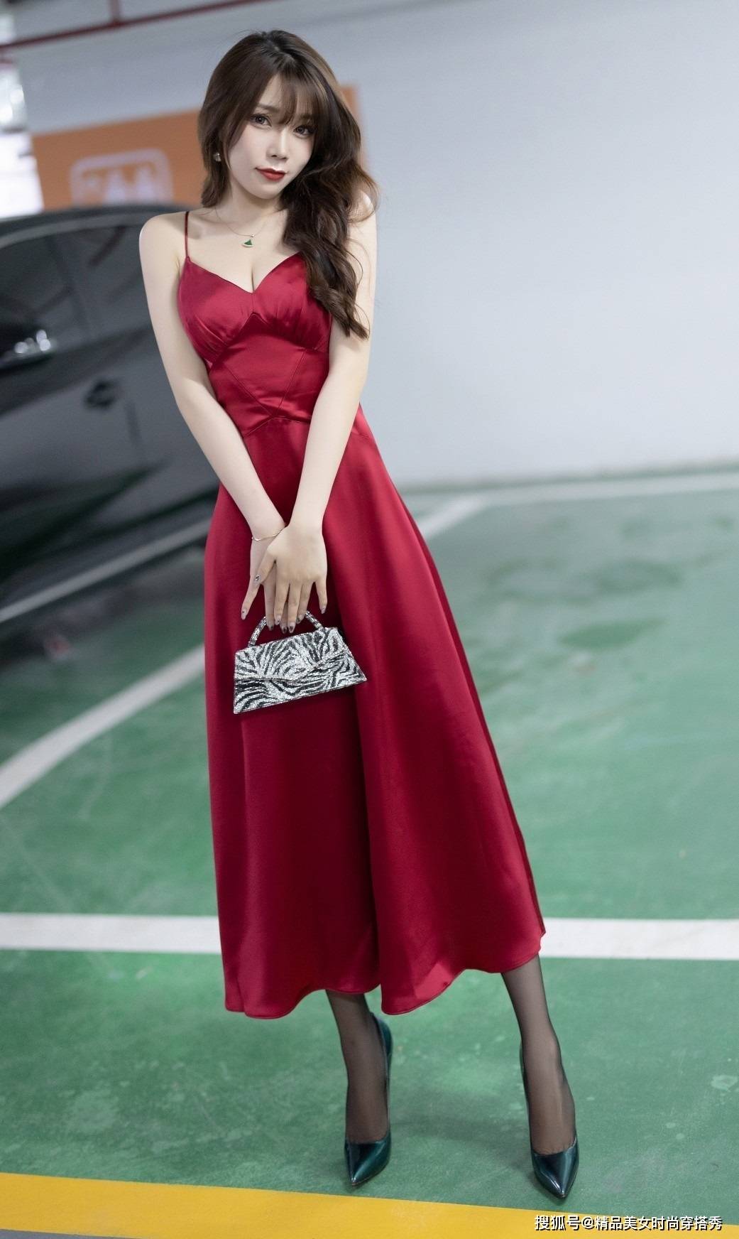 吊带 过膝的红色吊带长裙搭配一双时尚的高跟鞋，优雅的女人味尽显