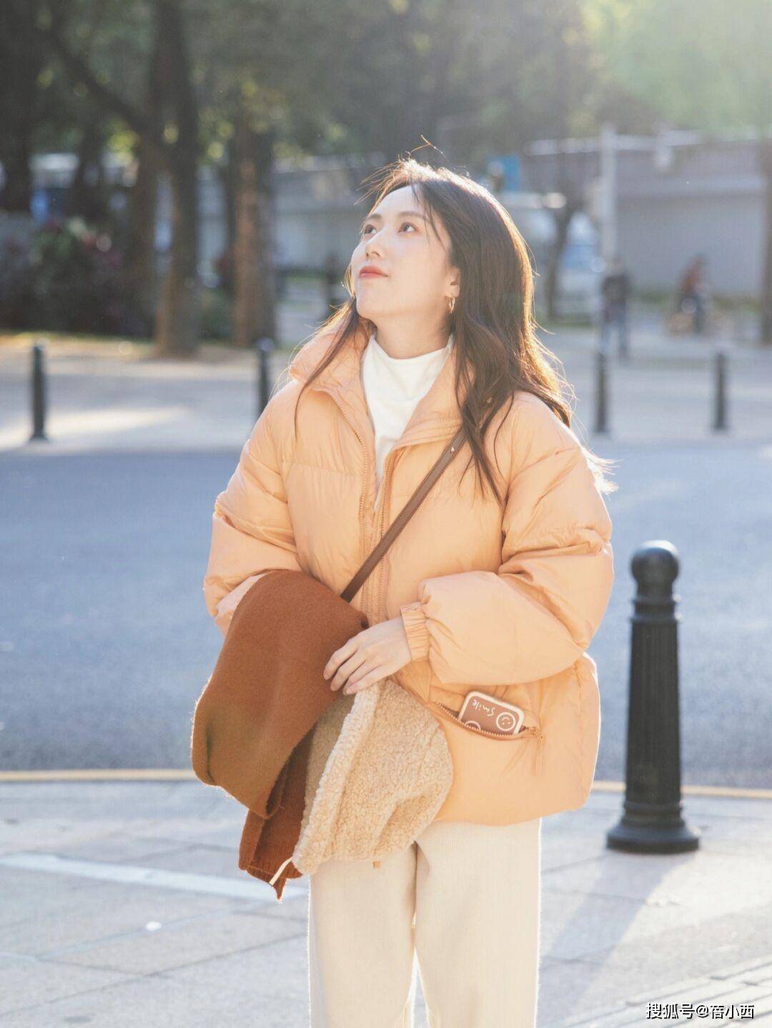 颜色 女人无论年纪多大,穿“羽绒服”都能时髦洋气,跟博主照穿就行