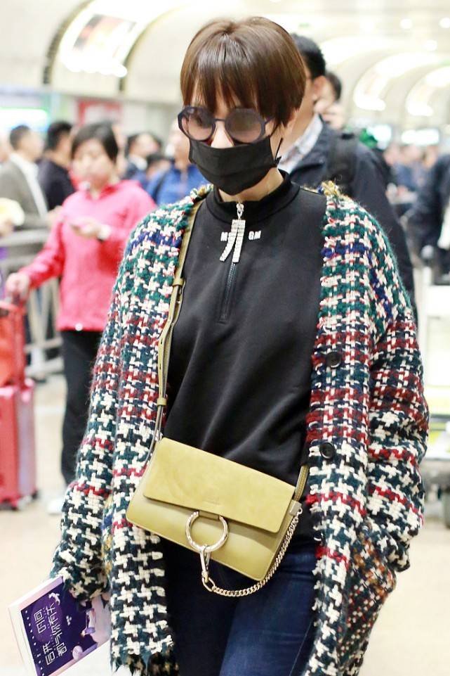 魅力 你可以永远相信吴昕的毛衣外套,款式经典好搭,任何身材都能驾驭