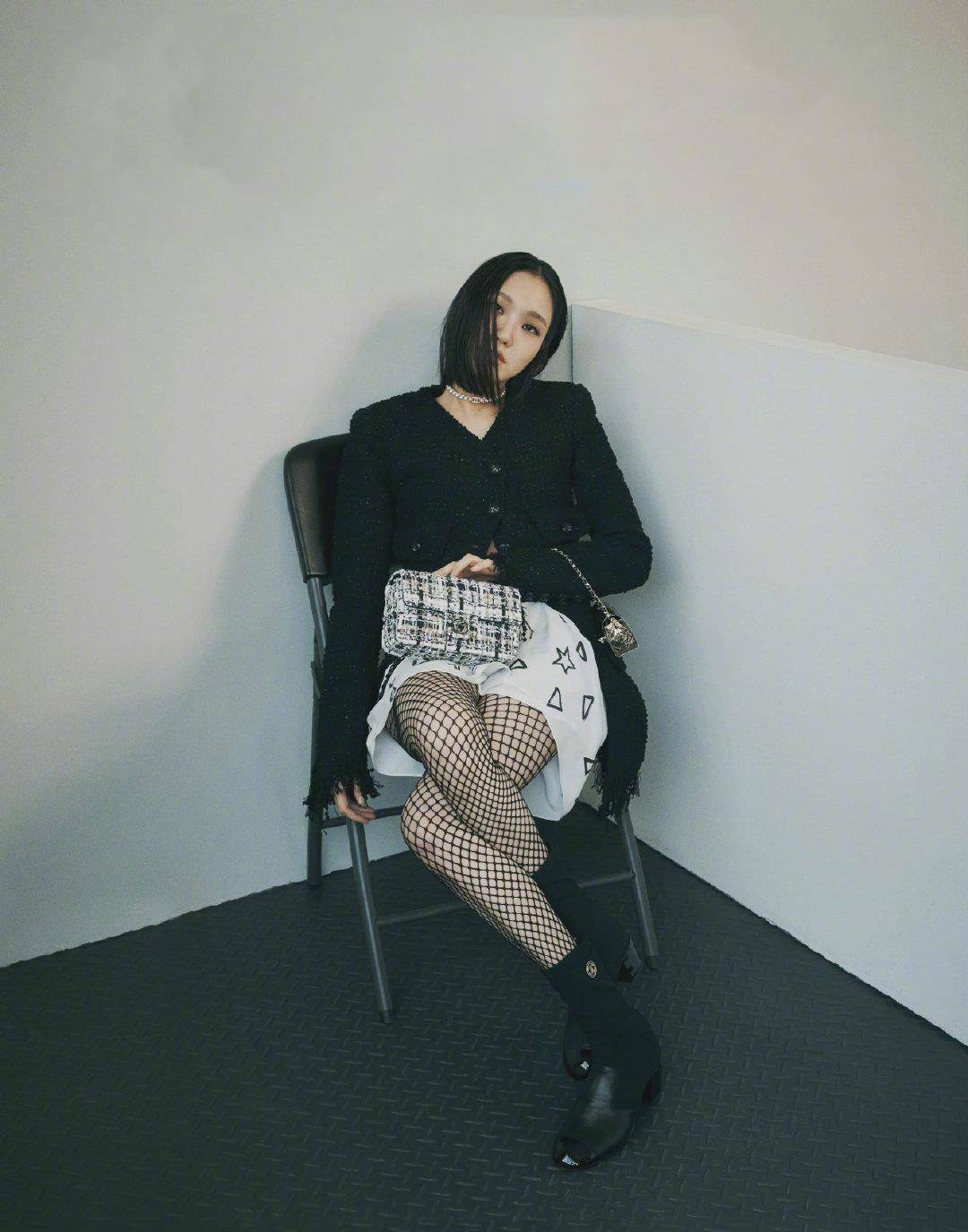 渔网 单眼皮女神金高银登杂志封面,渔网袜秀漫画腿,挑战朋克风超惹眼