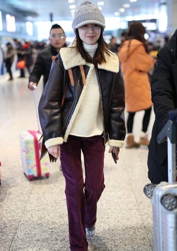 黑色 董洁在活动现场被拍，嘴角干瘪法令纹很深，好歹没去医美很真实！