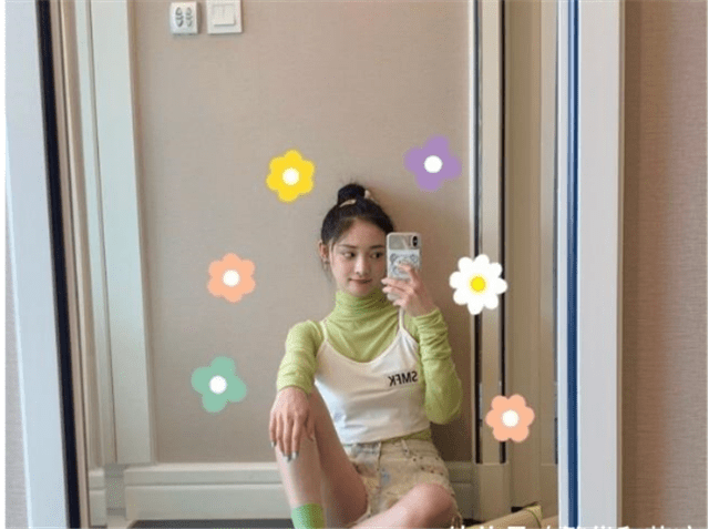 女孩子 三伏天一定不要穿防晒衣，学学杨紫、杨幂，这样穿清凉防晒又时髦