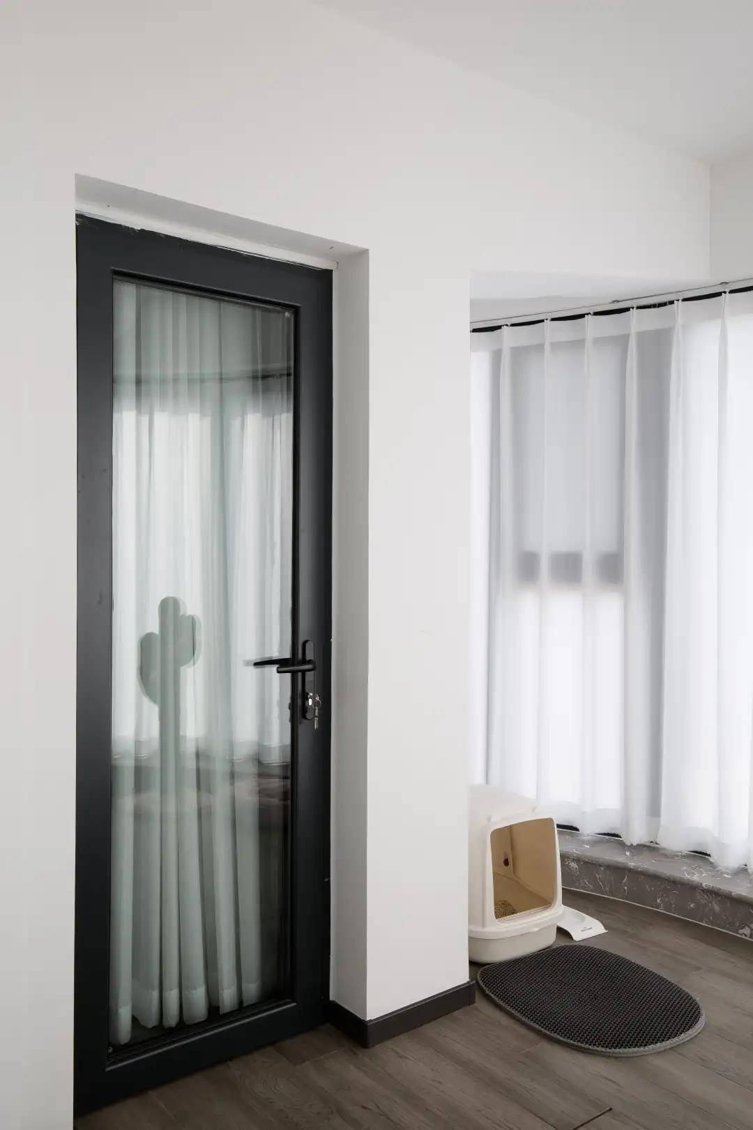 客厅阳台之间装了这种门安全可靠颜值爆表