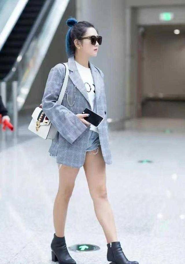 身材 何洁瘦腿成功后真会穿,西装配短靴玩下衣失踪,显高又显瘦