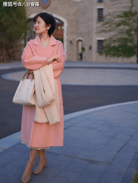 米色 长款大衣怎么穿出时尚感？看看这些穿搭小技巧，日常实用不挑人