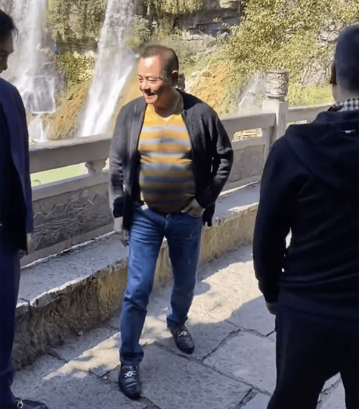 旁边跟随的两人,一位是崩牙驹的"小舅子"刘叶成,另外一位则是集团的