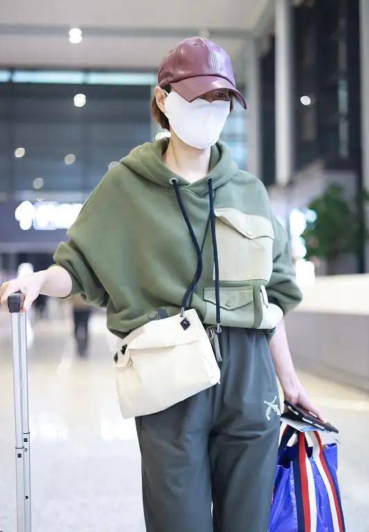 卫衣 马伊琍独自赶飞机，穿口袋卫衣配小脚裤太惹眼，拎三个包真像赶集