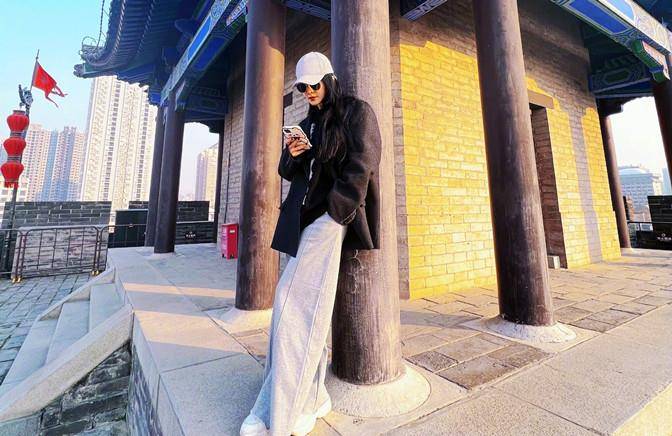 喇叭裤 范冰冰打卡西安！穿黑西装配喇叭裤好抢眼，骑跨式拥抱邻家感十足