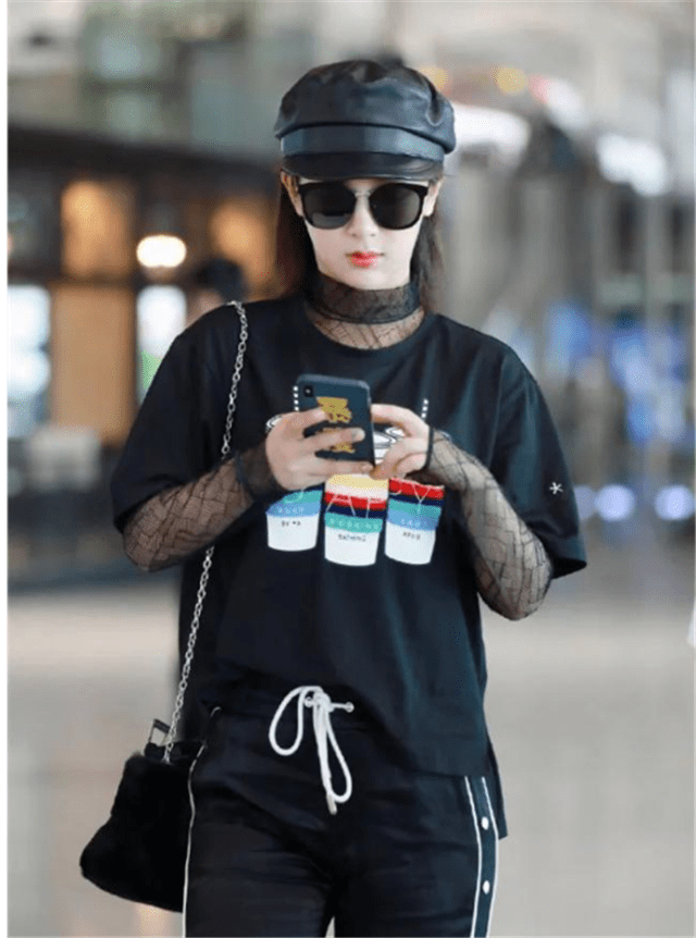 女孩子 三伏天一定不要穿防晒衣，学学杨紫、杨幂，这样穿清凉防晒又时髦