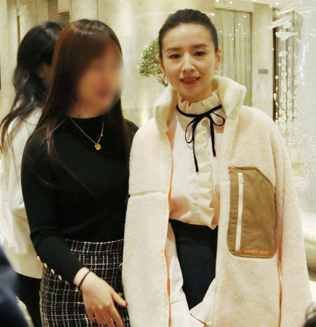 黑色 董洁在活动现场被拍，嘴角干瘪法令纹很深，好歹没去医美很真实！