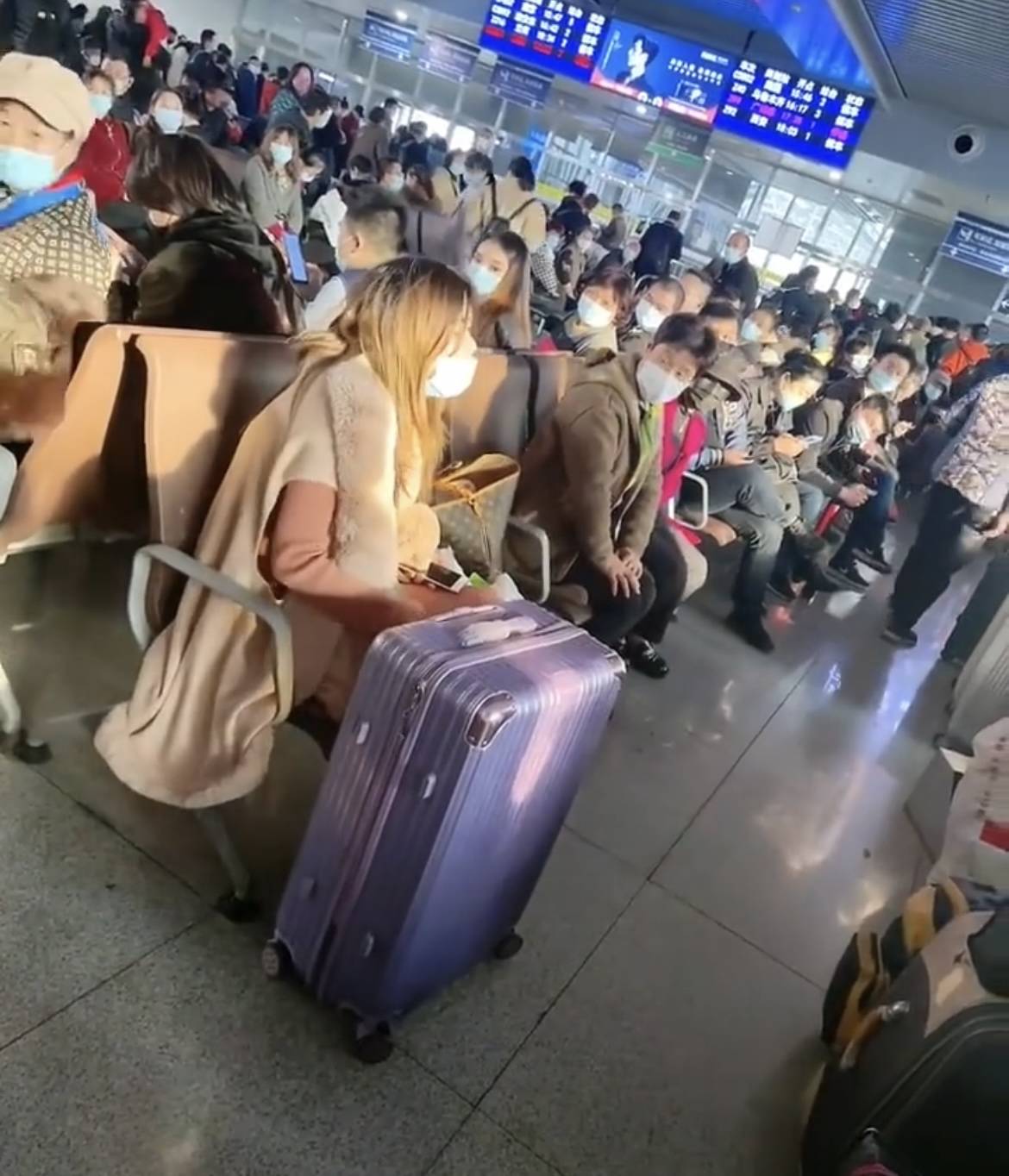 原创上海一年轻女子为包占座,拒不让给老人,还辱骂劝阻者:老畜生