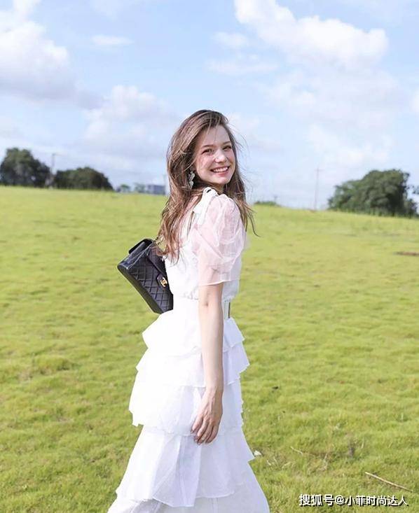 赫本 24岁“俄罗斯赫本”走红，一袭红裙穿出“凹凸感”，美得不真实