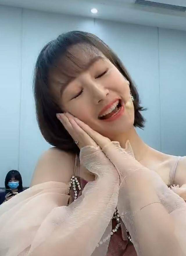 李好老婆开百万豪车出门,一件毛衣就要七千多,妥妥的隐形富豪