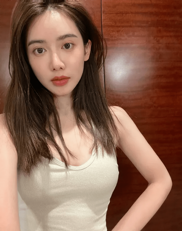 原创篮球主播美娜晒照,直言出差累,自拍角度刁钻,她已掌握流量密码