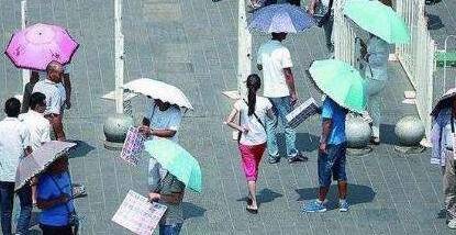 車站附近大姐拉你住旅館，只要50塊讓你住宿一晚，少婦在門口熱情攬客：帶你放松放松(圖2)