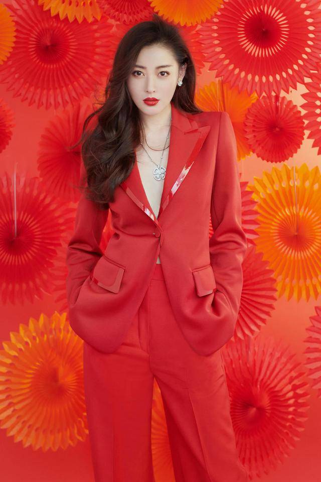 设计 张天爱穿衣太个性！拼接假两件连衣裙性感霸气，穿帆布鞋无违和感