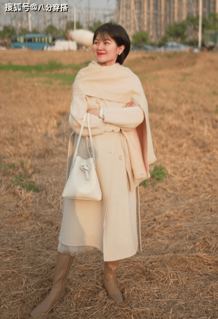 米色 长款大衣怎么穿出时尚感？看看这些穿搭小技巧，日常实用不挑人