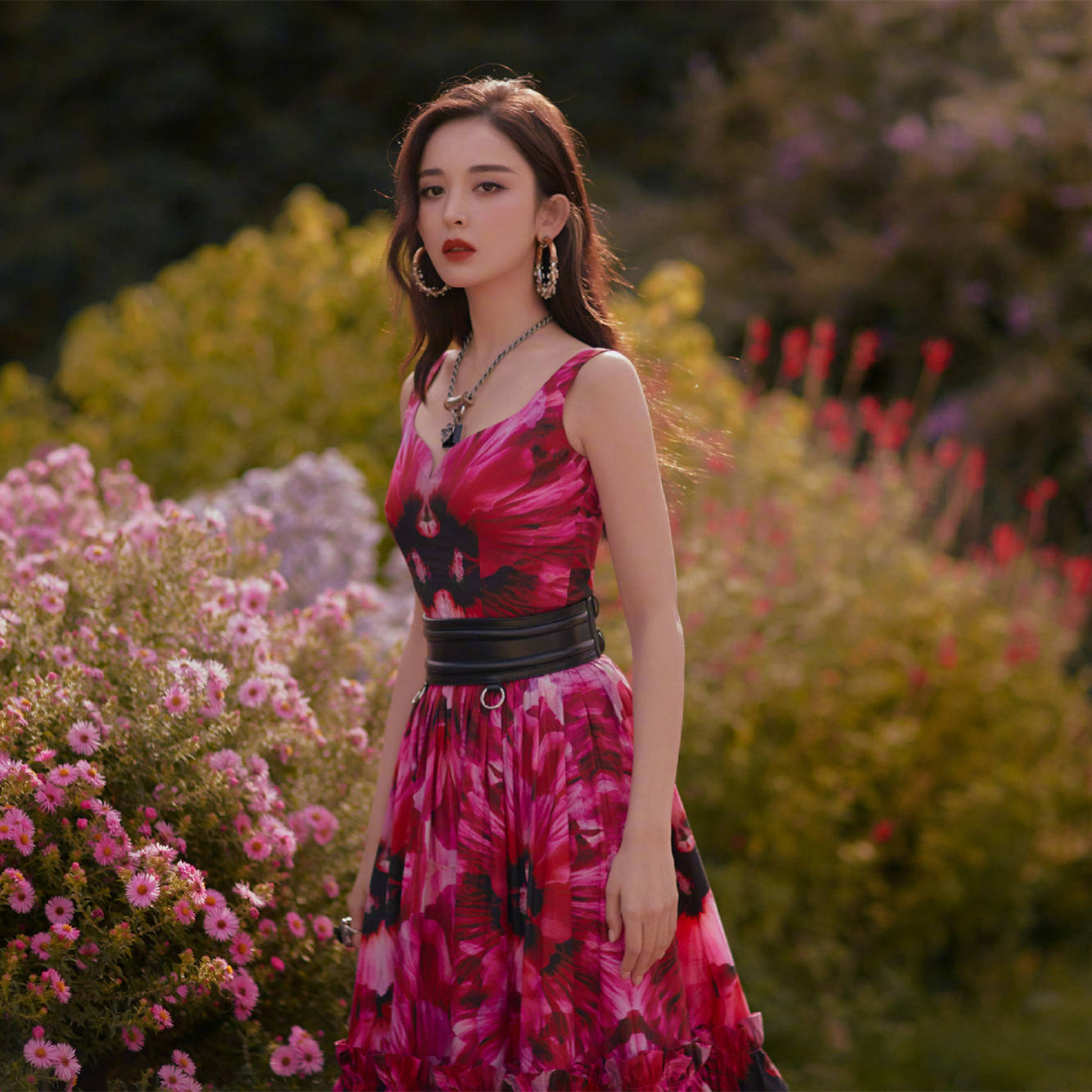 风情 古力娜扎不愧是异域风情的大美女，穿抹胸吊带太显嫩，造型感绝了