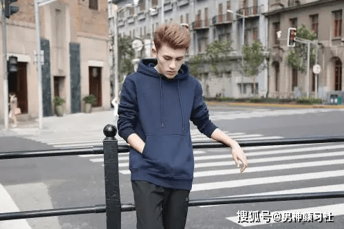 卫衣 卫衣这种万金油款都能穿得这么丑，那肯定是因为裤子