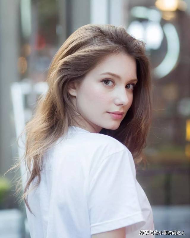 赫本 24岁“俄罗斯赫本”走红，一袭红裙穿出“凹凸感”，美得不真实