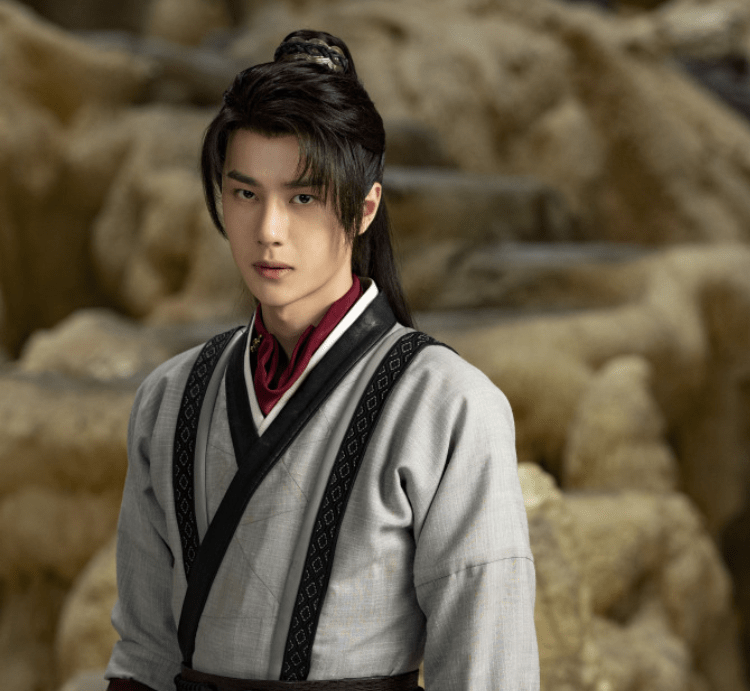 显得|《有翡》：王一博老年装造型上线，第一次被老爷爷给帅到了！