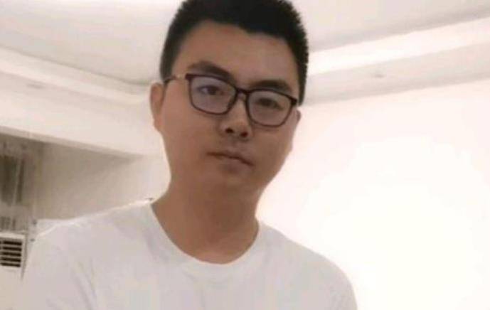 一家人|郭威陪奇奇玩“挑战18岁”，背影跟姚师兵重合，姚家基因太强大