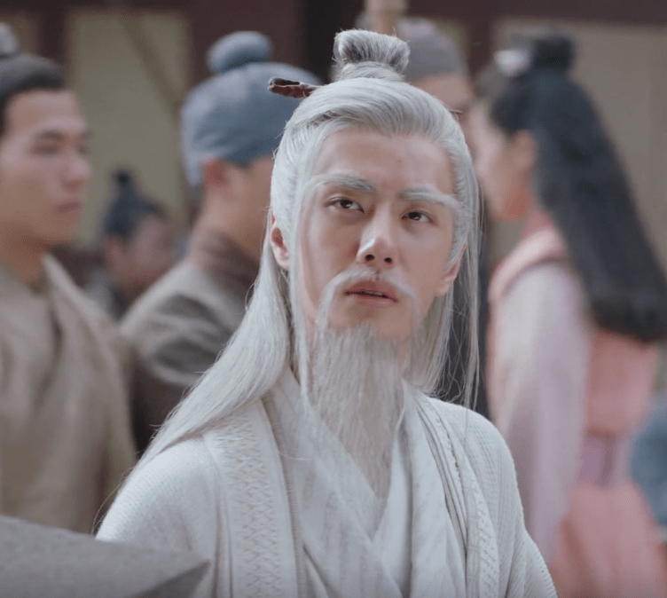 显得|《有翡》：王一博老年装造型上线，第一次被老爷爷给帅到了！