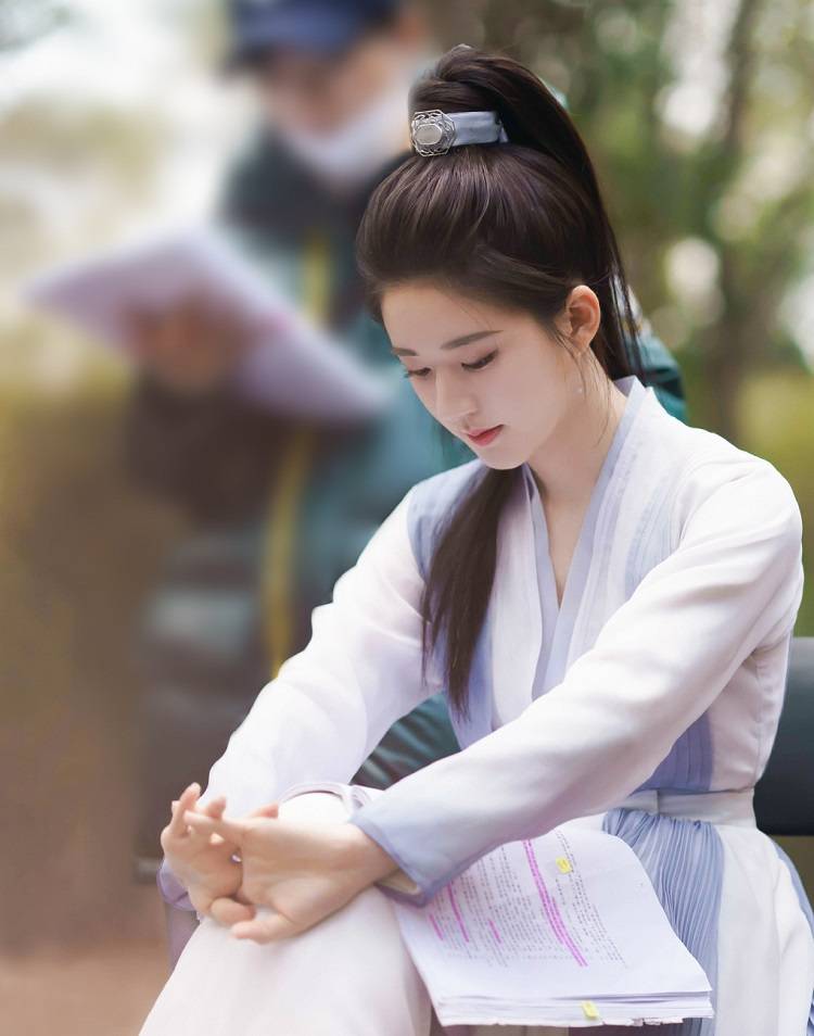 杨洋古|《且试天下》定妆照，杨洋古装高马尾帅气依旧，我却被女主美到了