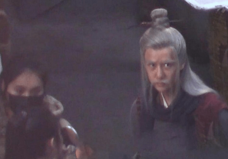 显得|《有翡》：王一博老年装造型上线，第一次被老爷爷给帅到了！