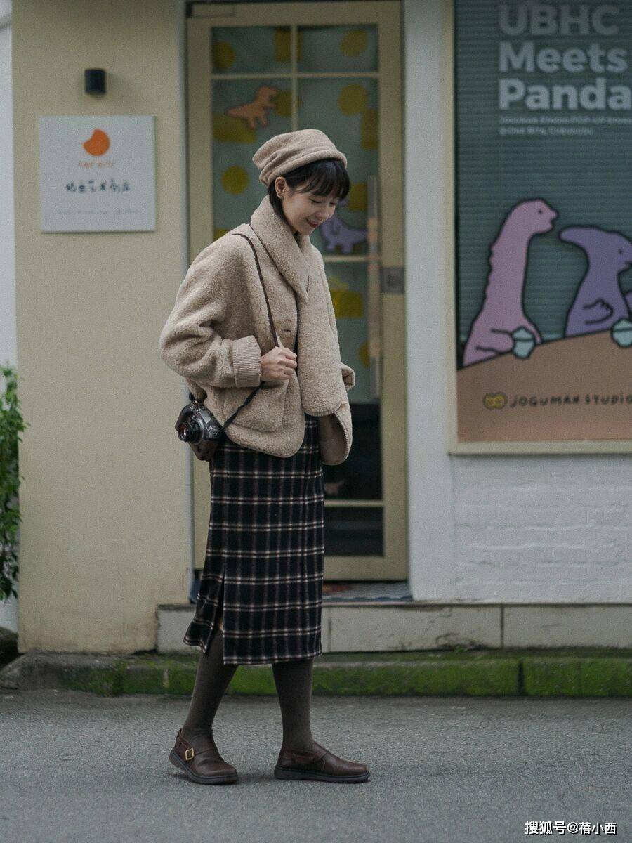 羊羔 冬季还是穿“羊羔毛外套”最减龄，配半身裙、小黑裤，时髦又洋气