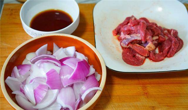 美食|早餐的煎牛扒，十分钟变身嫩滑炒牛柳，这食谱实用好吃，家人喜欢