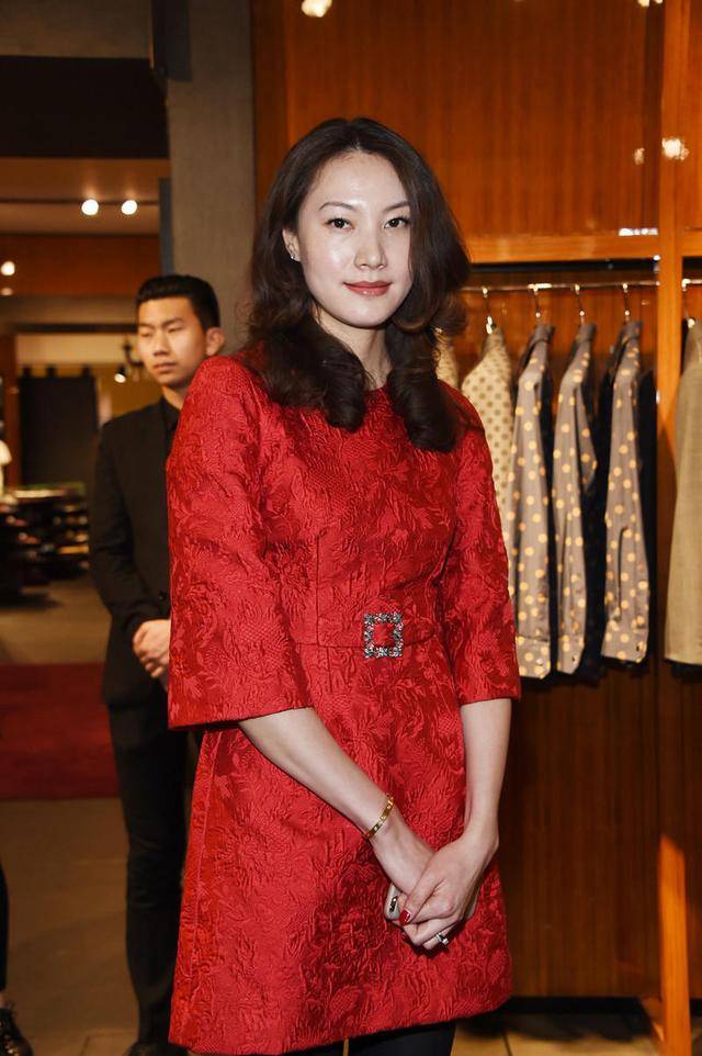 黑色 谢杏芳林丹同框，谢杏芳一袭红裙搭配黑丝袜性感迷人，大长腿抢镜