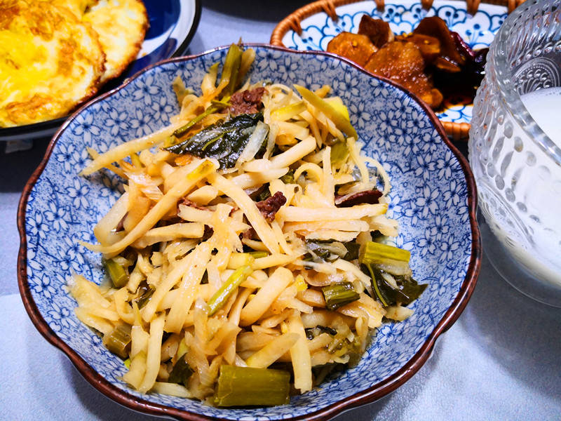 蔬菜|公公来家里住，媳妇做的早餐，在朋友圈火了，网友：太寒酸，抠门