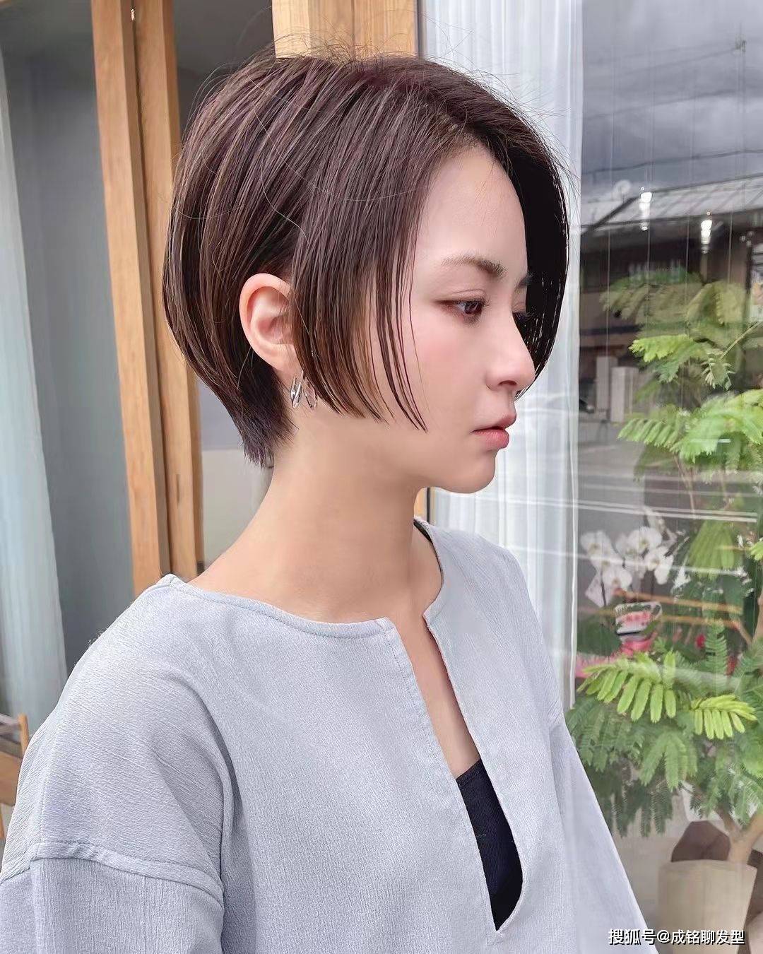 发型换对“精灵系”短发有多美，看完这8组对比就知道，小脸又减龄