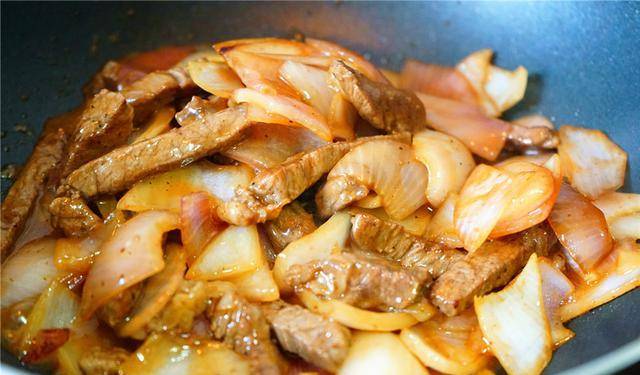 美食|早餐的煎牛扒，十分钟变身嫩滑炒牛柳，这食谱实用好吃，家人喜欢