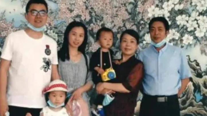 一家人|郭威陪奇奇玩“挑战18岁”，背影跟姚师兵重合，姚家基因太强大