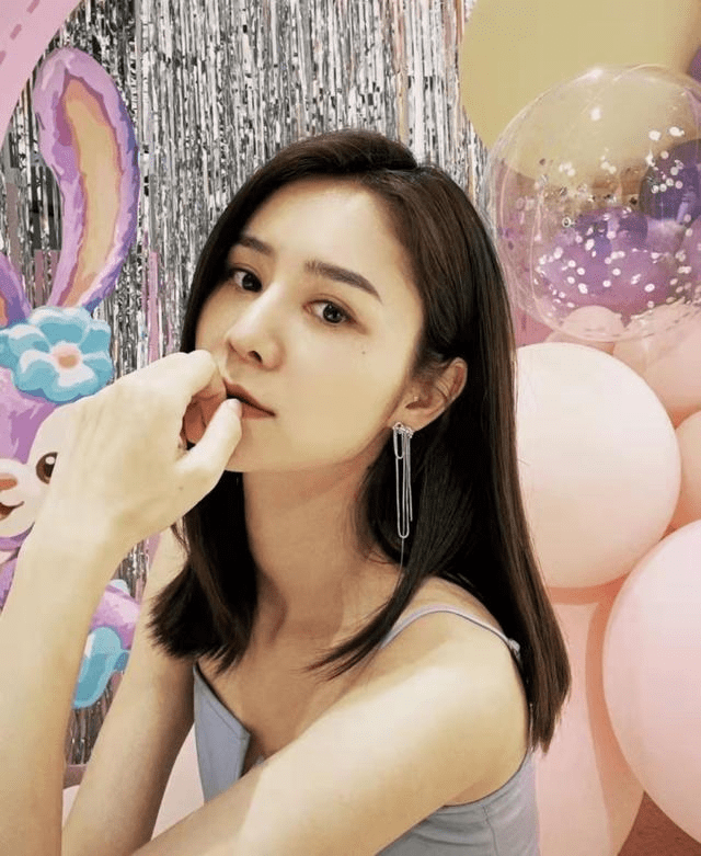 林峯老婆张馨月带着女儿参加派对时,疯狂的为老公的新剧打call_张馨月