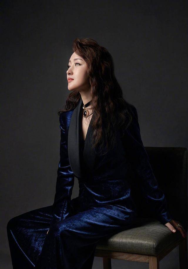 玉女 48岁玉女杨钰莹真会穿，穿一袭蓝色丝绸西服套装，女强人风范十足