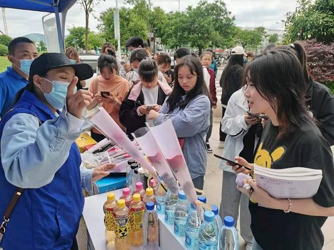 4月2日,大别山野岭饮料正式官宣海清成为剐水品牌形象大使.