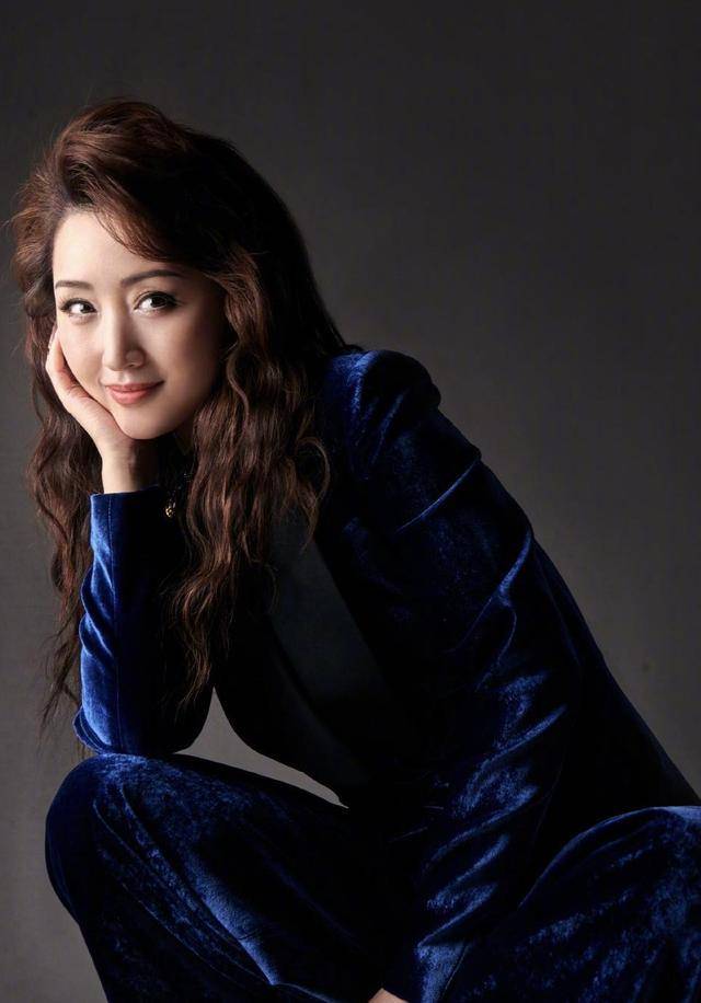 玉女 48岁玉女杨钰莹真会穿，穿一袭蓝色丝绸西服套装，女强人风范十足
