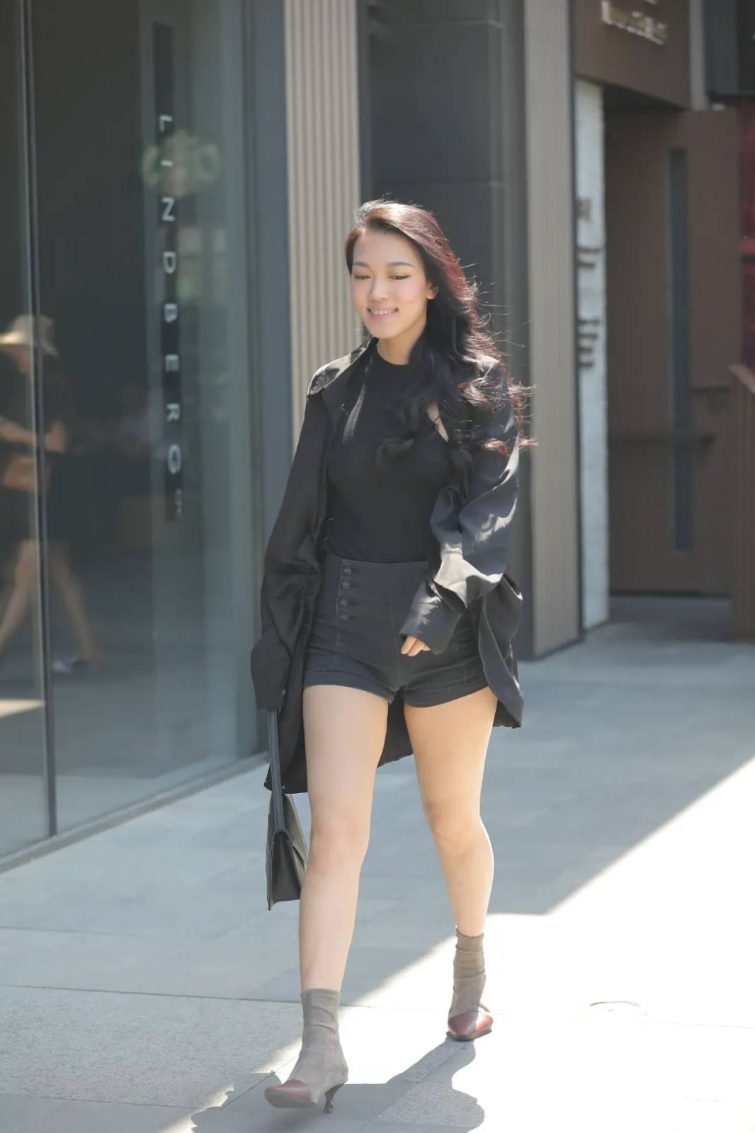 显得 凸显大女人气息的搭配，随性洒脱气场十足，照着穿准没错