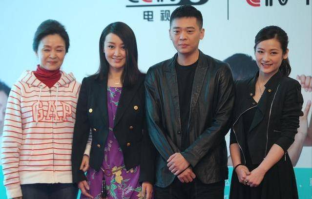 高领衫 “辣婆婆”刘莉莉扮起嫩来真不错，卫衣叠穿高领衫，好似俏皮学生