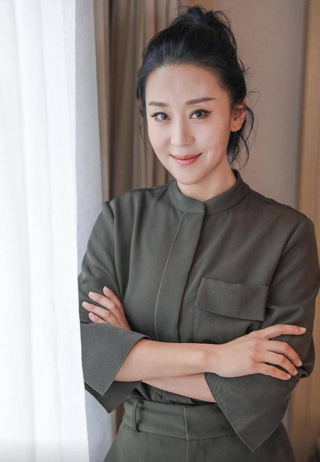 腰部 43岁苗圃美得高调，穿军绿色衬衫配阔腿裤气质全开，高级又大气