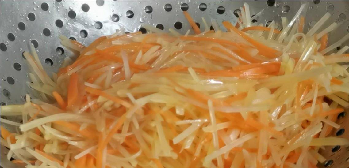 晒干的土豆丝怎么腌制 79019f8642794848b96808e420685fbc.jpeg