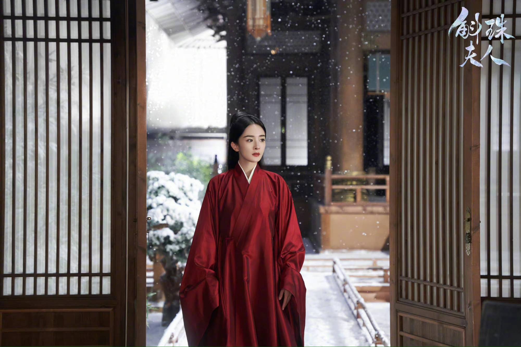 原创杨幂一身红衣气质绝了!斛珠夫人里大婚造型好美,皮肤白到发光