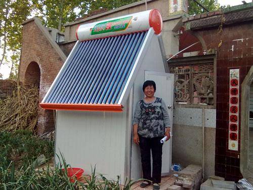 农村太阳能浴室火了省钱又实用别傻乎乎装热水器了